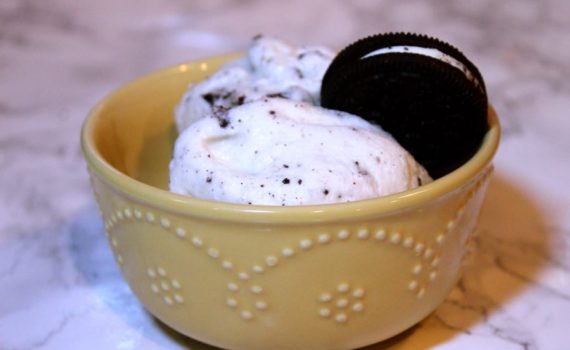 Oreo Ice Cream in 30 minutes. Full recipe at www.cookwith5kids.com